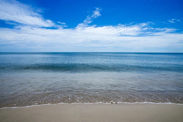 Rustige blauwe zee en wolken. — Stockfoto