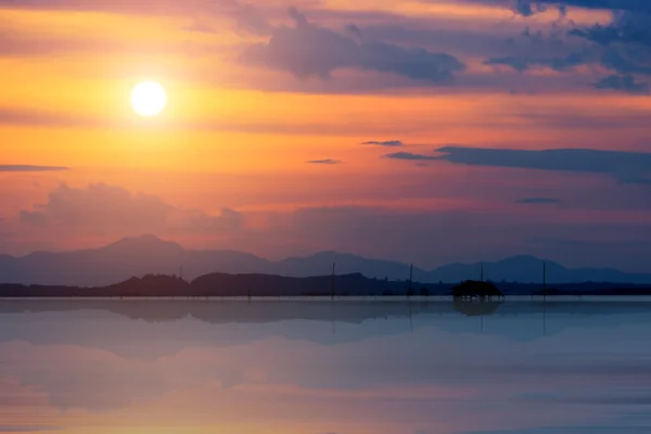 Sfocato di Sunset sky al lago, Thailandia . — Foto Stock