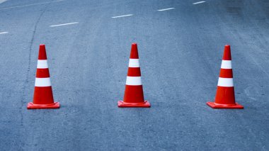 Trafik konileri yolda