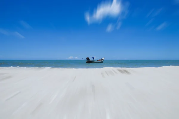 Vissersboot op het strand — Stockfoto