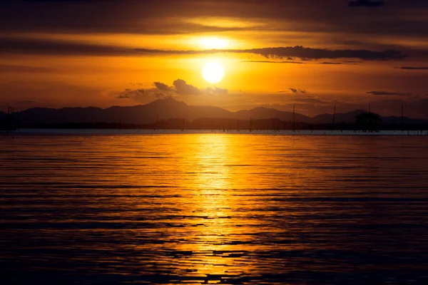 Céu do pôr do sol no lago, Tailândia . — Fotografia de Stock