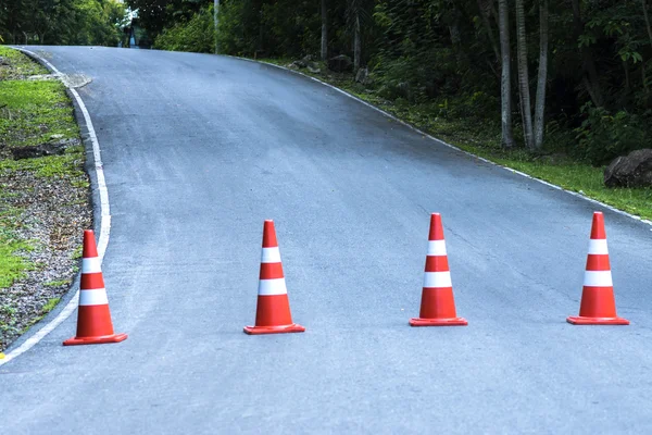 Cones de tráfego na estrada — Fotografia de Stock