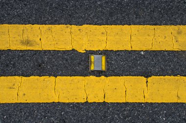 Sarı trafiği satırlarını yolda.