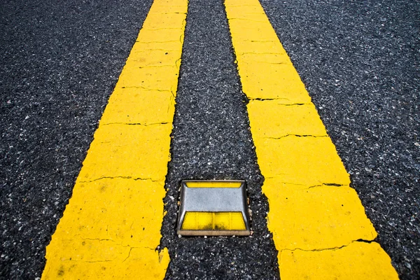 De gele verkeer lijnen op de weg. — Stockfoto