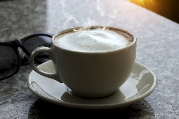 Caffè al latte sul tavolo . — Foto Stock