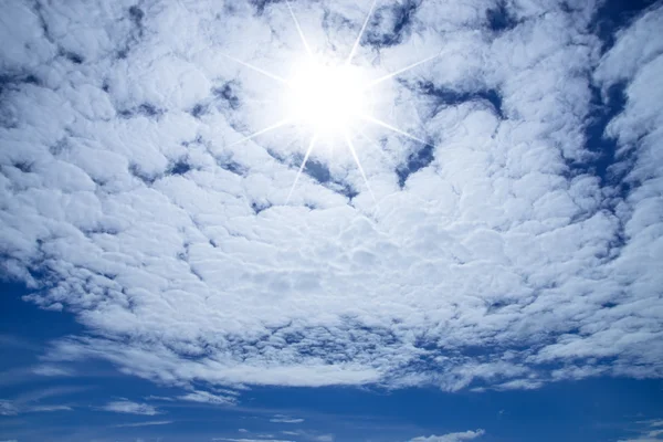 Błękitne niebo z białym może i słońce. — Zdjęcie stockowe