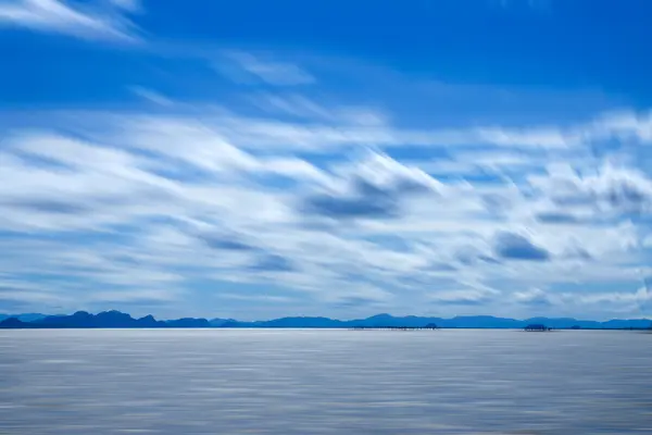 Bewegung der Wolke über See und blauem Berg. — Stockfoto