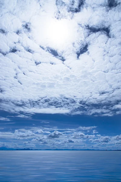 La nube sobre el lago y la montaña azul . — Foto de Stock