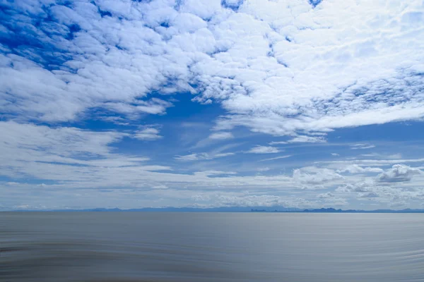 Motion of the lake with white cloud. — Stock Photo, Image