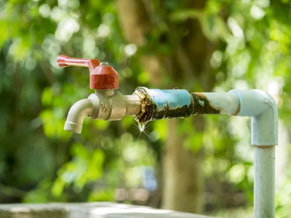 Defective faucet. Cause wastage of water — Stock Photo, Image