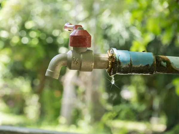 Defective faucet. Cause wastage of water — Stock Photo, Image