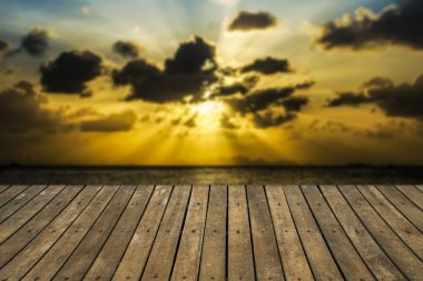 Görüntü resmi göl olan ahşap yürüme yolu.