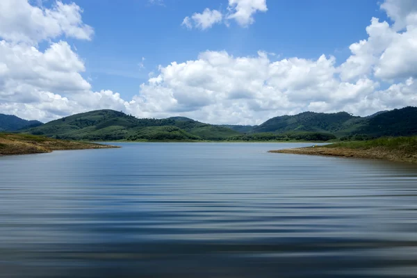 Réservoir et montagnes — Photo