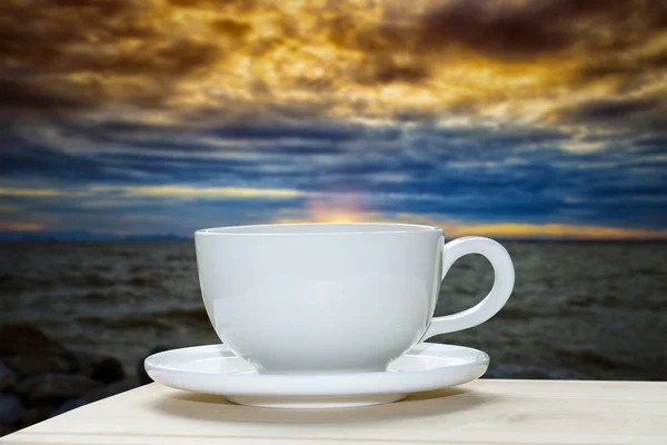 Taza de café blanco con desenfoque del fondo del lago . —  Fotos de Stock