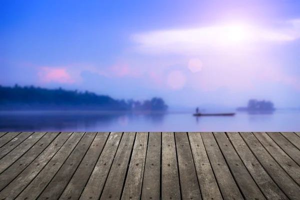 Pasarela de madera con imagen borrosa de fondo del lago . —  Fotos de Stock