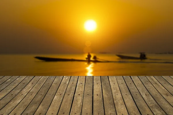 Pasarela de madera e imagen del lago al atardecer con los pescadores . — Foto de Stock