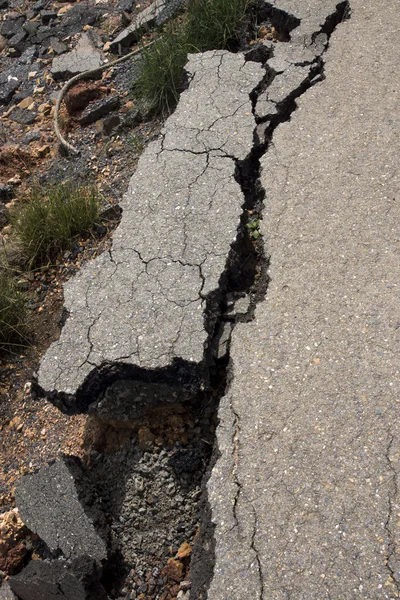 Lado da estrada de asfalto quebrado desmoronou e caiu — Fotografia de Stock