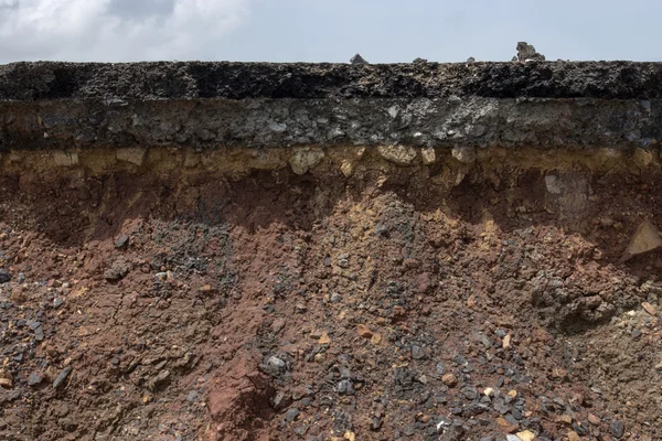 Kaldırım erozyonu fırtınalar gelen. toprak katmanları göstermek için ve — Stok fotoğraf