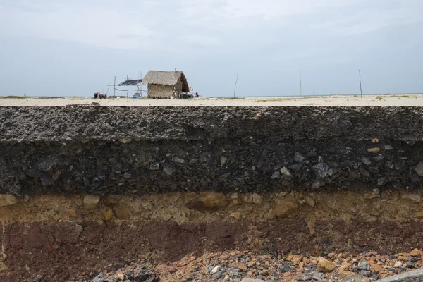 Die Erosion der Bordsteine durch Stürme. um die Bodenschichten anzuzeigen und — Stockfoto