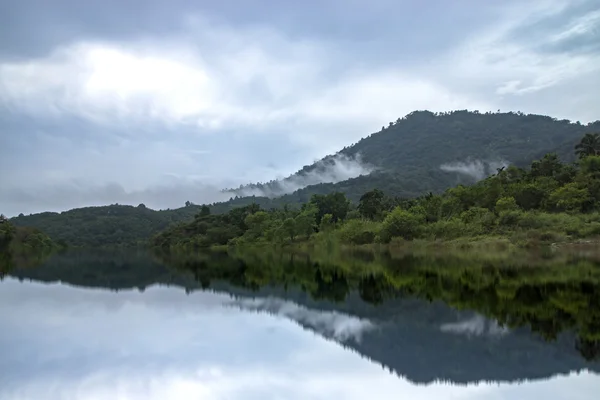 Image non mise au point du ruisseau dans les montagnes . — Photo