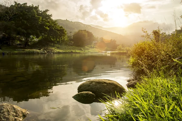 FN-fokus bild av bäcken i bergen. — Stockfoto