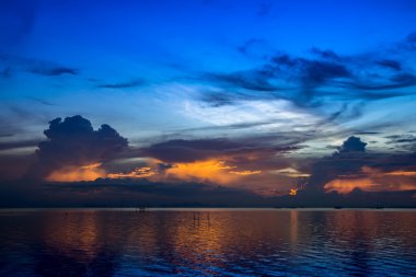 Un odaklı günbatımı gökyüzünün Gölü, Tayland.