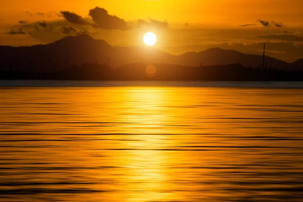 Un-εστιασμένη του ουρανού ηλιοβασίλεμα στη λίμνη, Ταϊλάνδη. — Φωτογραφία Αρχείου
