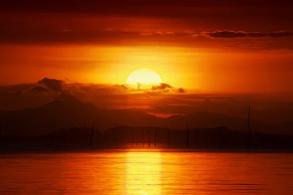 Défocalisé du ciel du coucher du soleil sur le lac, Thaïlande . — Photo