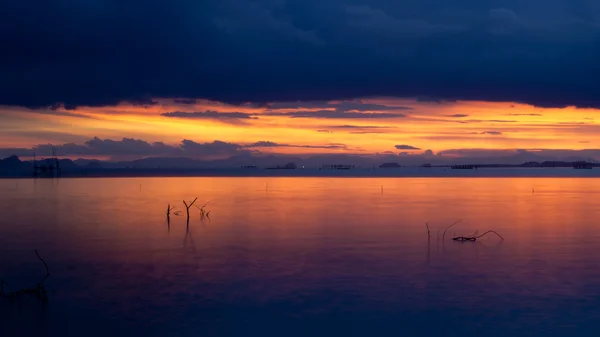 Сосредоточенный на небе заката на озере, Таиланд . — стоковое фото