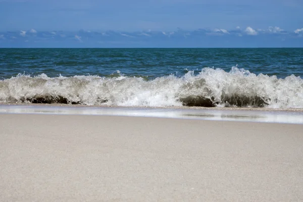 Spiaggia e mare tropicale — Foto Stock