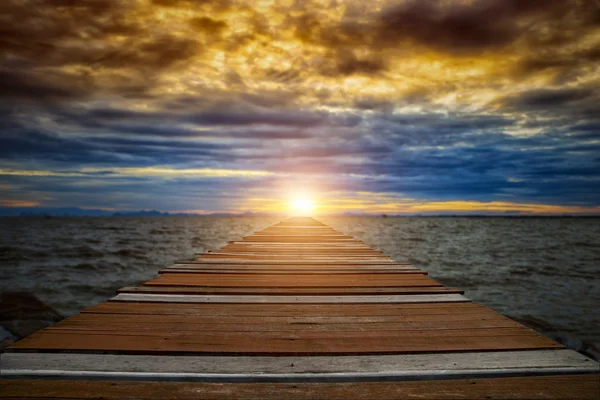 Pasarela de madera en el lago con puesta de sol . — Foto de Stock