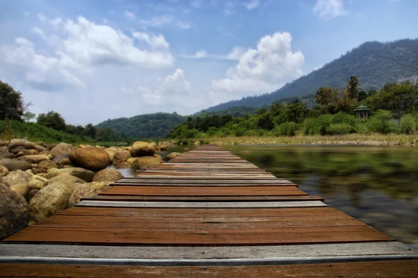 Passerella in legno sul canale — Foto Stock