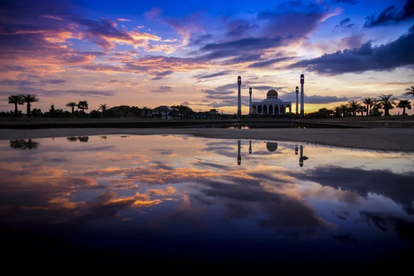 Schöner Sonnenuntergang an der zentralen Songkhla-Moschee — Stockfoto