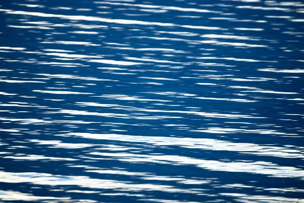 Reflekterande vatten ytan bakgrund — Stockfoto