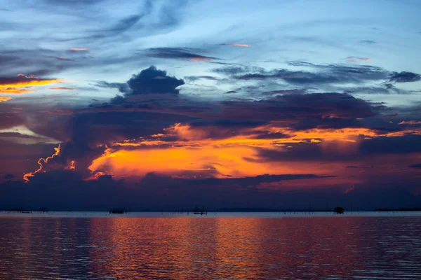 Un-fokuserad twilight himlen vid sjön, Thailand. — Stockfoto