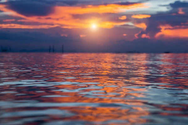 Desenfocado del cielo del atardecer en el lago, Tailandia . — Foto de Stock