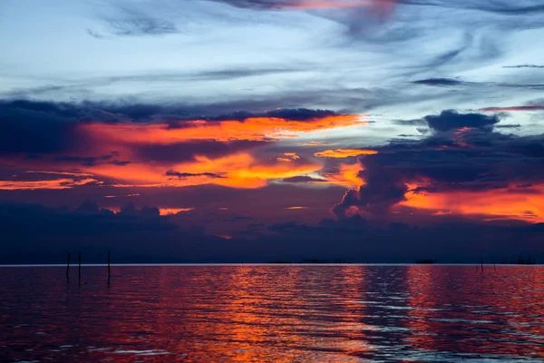 Un-focado do céu do por do sol no lago, Tailândia . — Fotografia de Stock