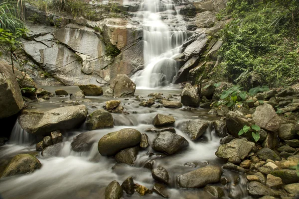 Vattenfall och sten i regnskogen-. — Stockfoto