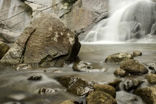 Waterfall and stone in the rain-forest. — Stock Photo, Image