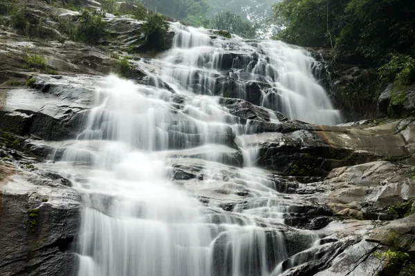 Cascade et pierre dans la forêt tropicale . — Photo