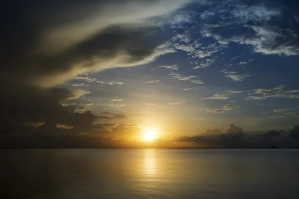 日落天空和湖, 泰国. — 图库照片