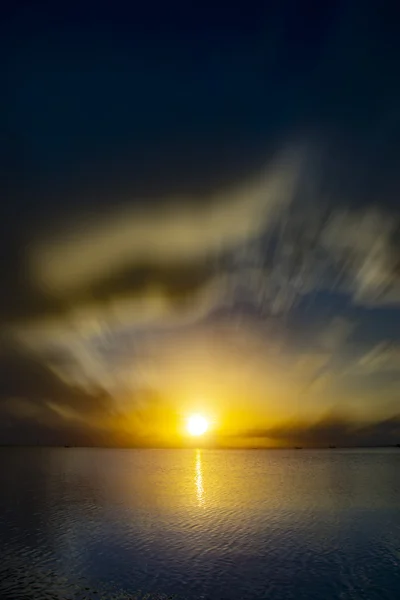 Céu do pôr-do-sol com nuvem de movimento no lago, Tailândia . — Fotografia de Stock