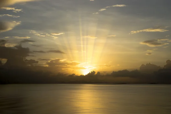 Západu slunce na obloze a jezero, Thajsko. — Stock fotografie