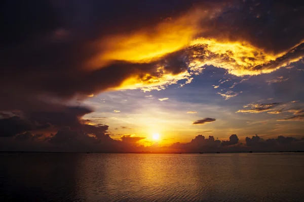 Céu do pôr-do-sol e o lago, Tailândia . — Fotografia de Stock