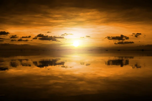 Cielo naranja con puesta de sol en el lago, Tailandia . — Foto de Stock