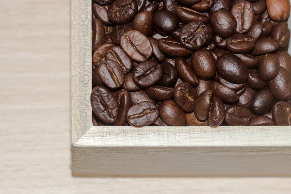 Palonych ziaren kawy w drewniane pudełko. — Zdjęcie stockowe