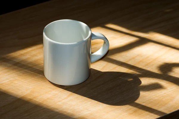 Φωτισμός από το παράθυρο με λευκό Καφές Κύπελλο για τα ξύλινα. — Φωτογραφία Αρχείου