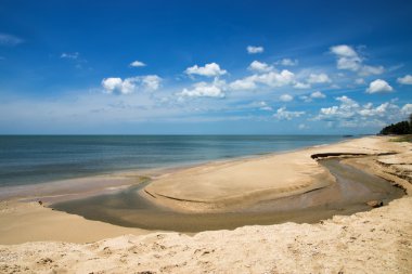 Mavi gökyüzü ve sahilde küçük kanal. (BM-odak resim.)