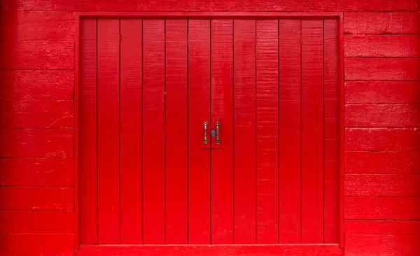 Ancient wooden door painted red — Stock Photo, Image