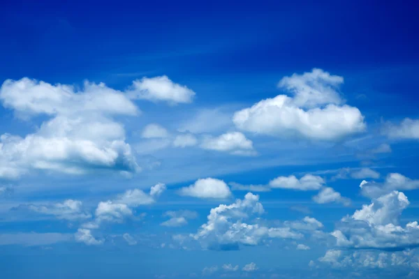 Blauer Himmel mit weißen Wolken und Sonne. — Stockfoto